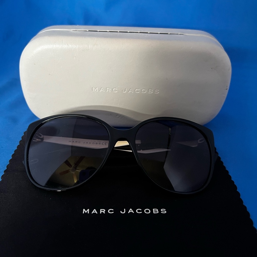 Marc Jacobs Black Sunglasses with Case. SAME DAY SHIPPING